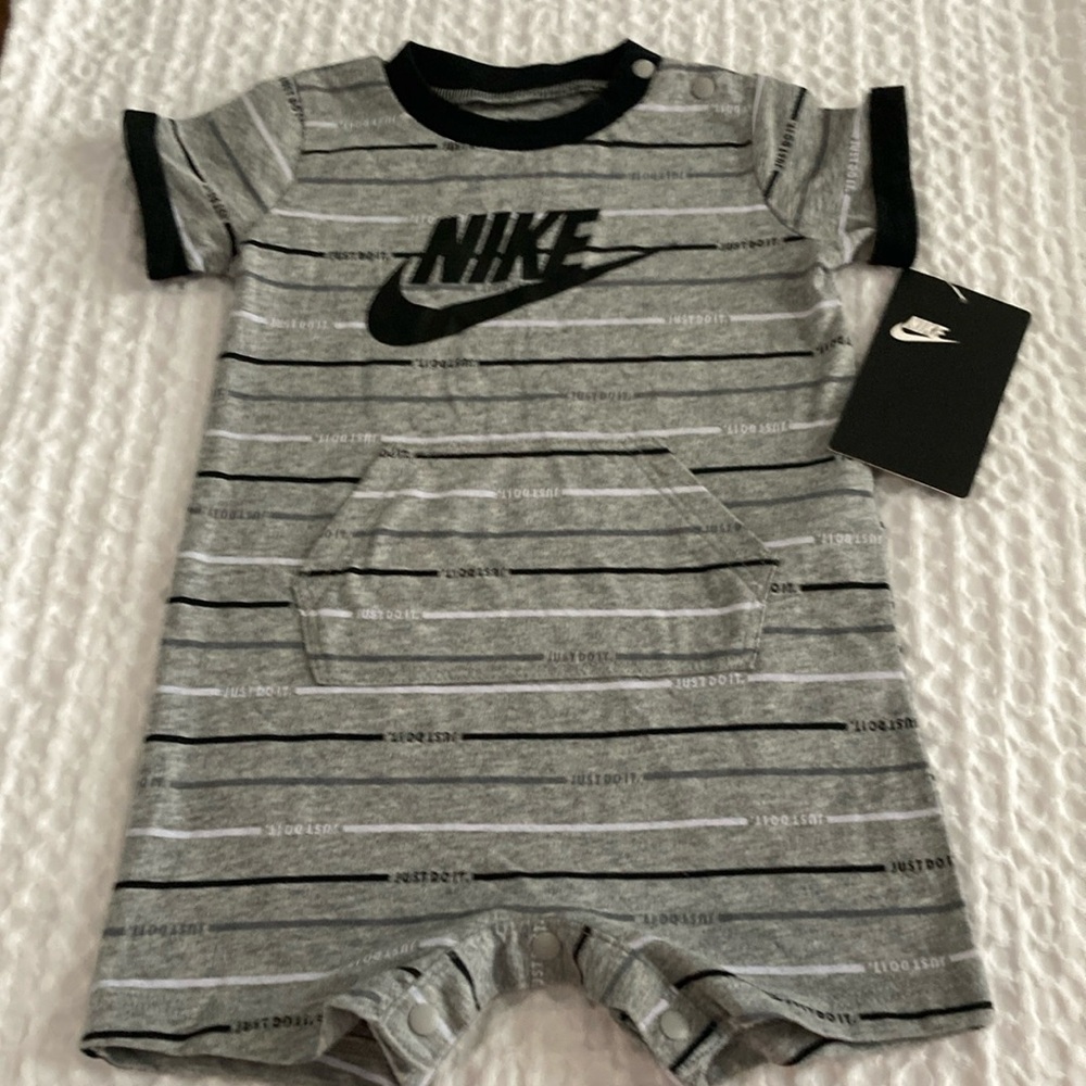 NIKE Baby onesie-6 months NEW